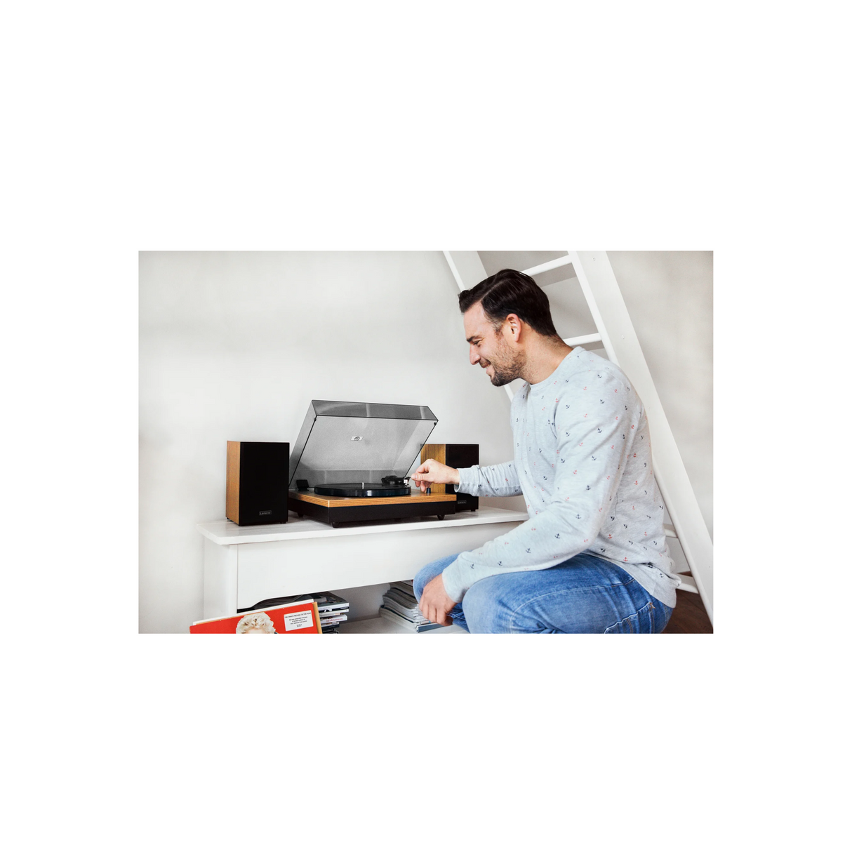 Lenco LS-300WD - Record Player with Bluetooth and two Bookshelf speakers (Wood)