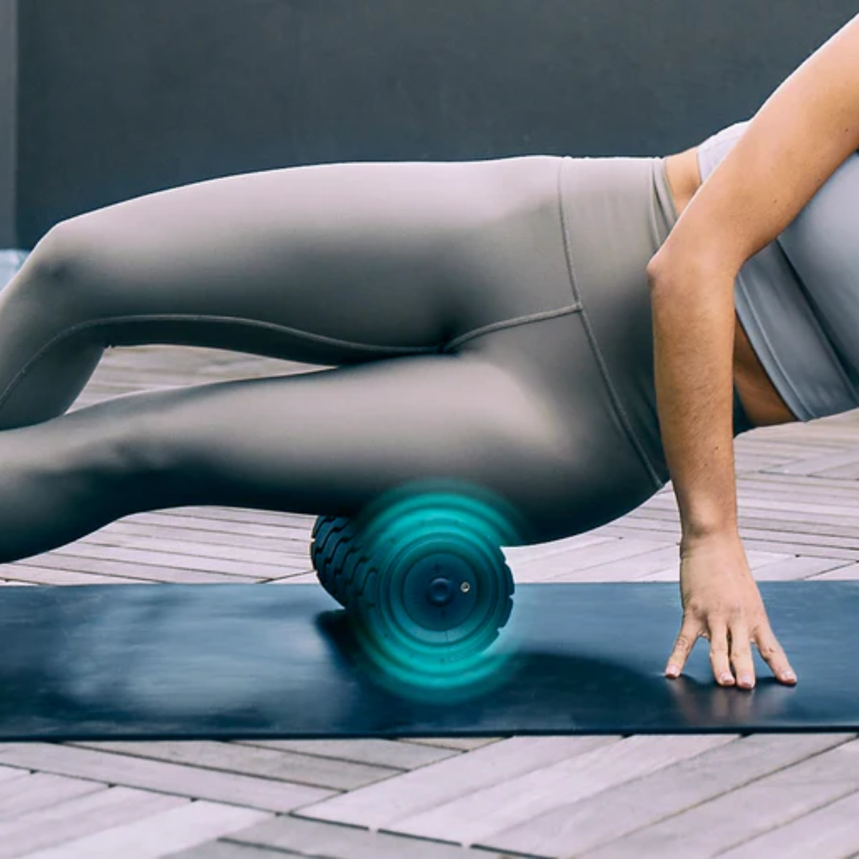 Theragun Wave Roller - Vibrating Bluetooth Enabled Smart Foam Roller (Black)