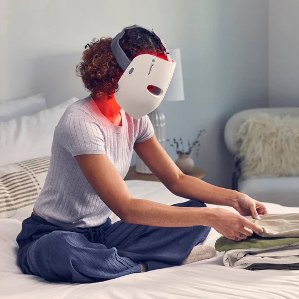 Therabody TheraFace Mask Glo - LED Light Therapy Skincare Face Mask with Vibrating Massage - Blue & Red Light Therapy and Facial Massager for Wrinkles, Skin Tightening & Dark Spots